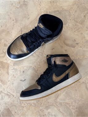 Nike Air Jordan 1 Retro High OG Black Metallic Gold Kids Sz 3Y